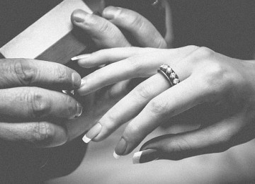 טבעת אירוסין – להשקיע או לקנות משהו סימלי?